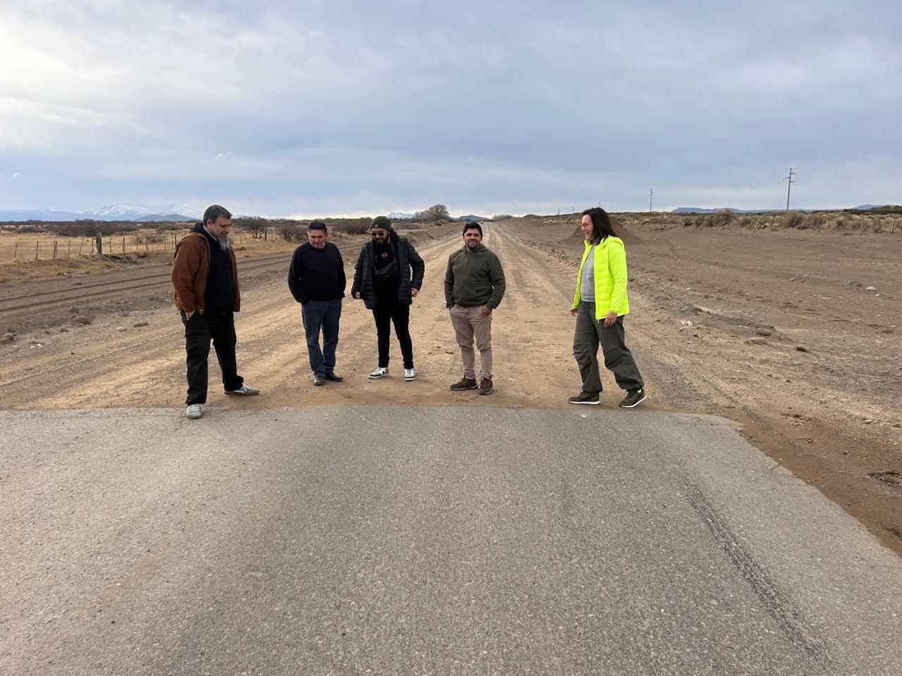Recorrida por una obra vial en la estepa: el asfalto termina y el camino sigue en ripio.