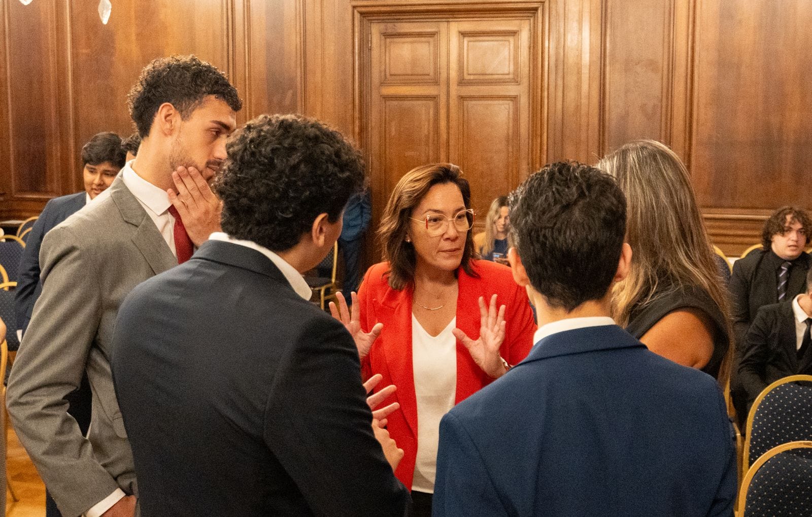 Conversación con un grupo de jóvenes al término de una actividad en un salón institucional.